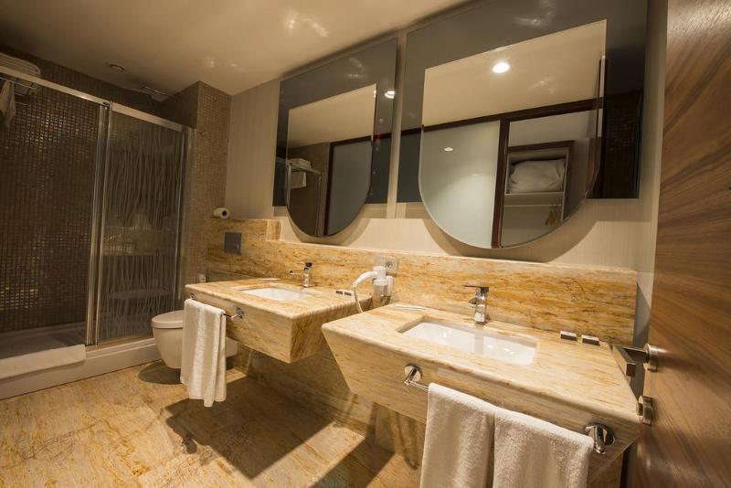 Ramada By Wyndham Gemli̇K Hotell Gemlik Exteriör bild