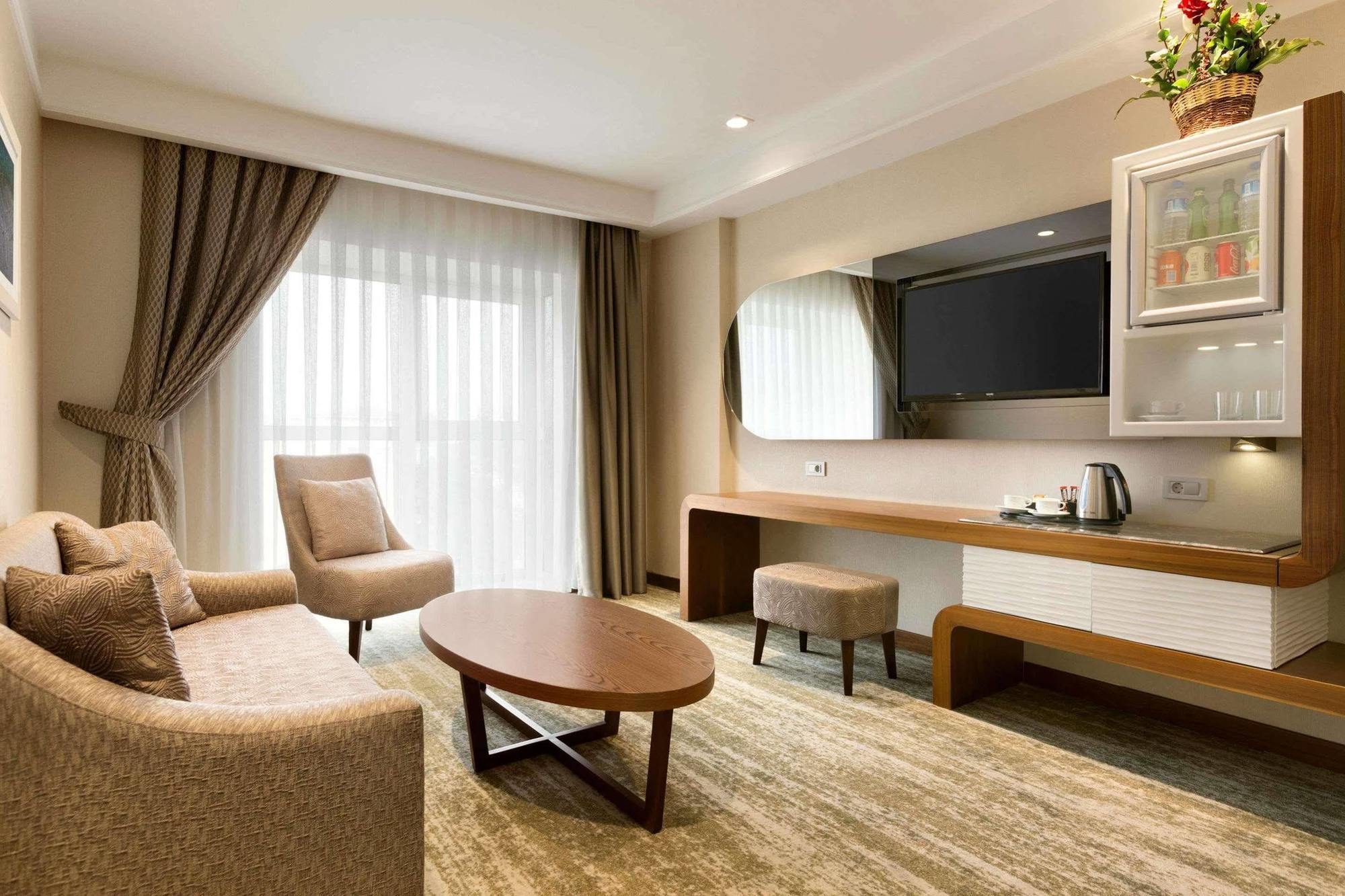 Ramada By Wyndham Gemli̇K Hotell Gemlik Exteriör bild