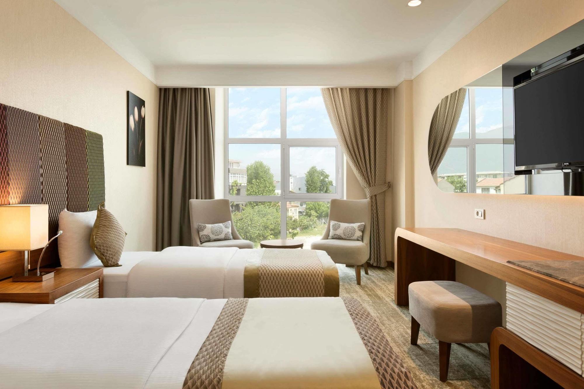 Ramada By Wyndham Gemli̇K Hotell Gemlik Exteriör bild