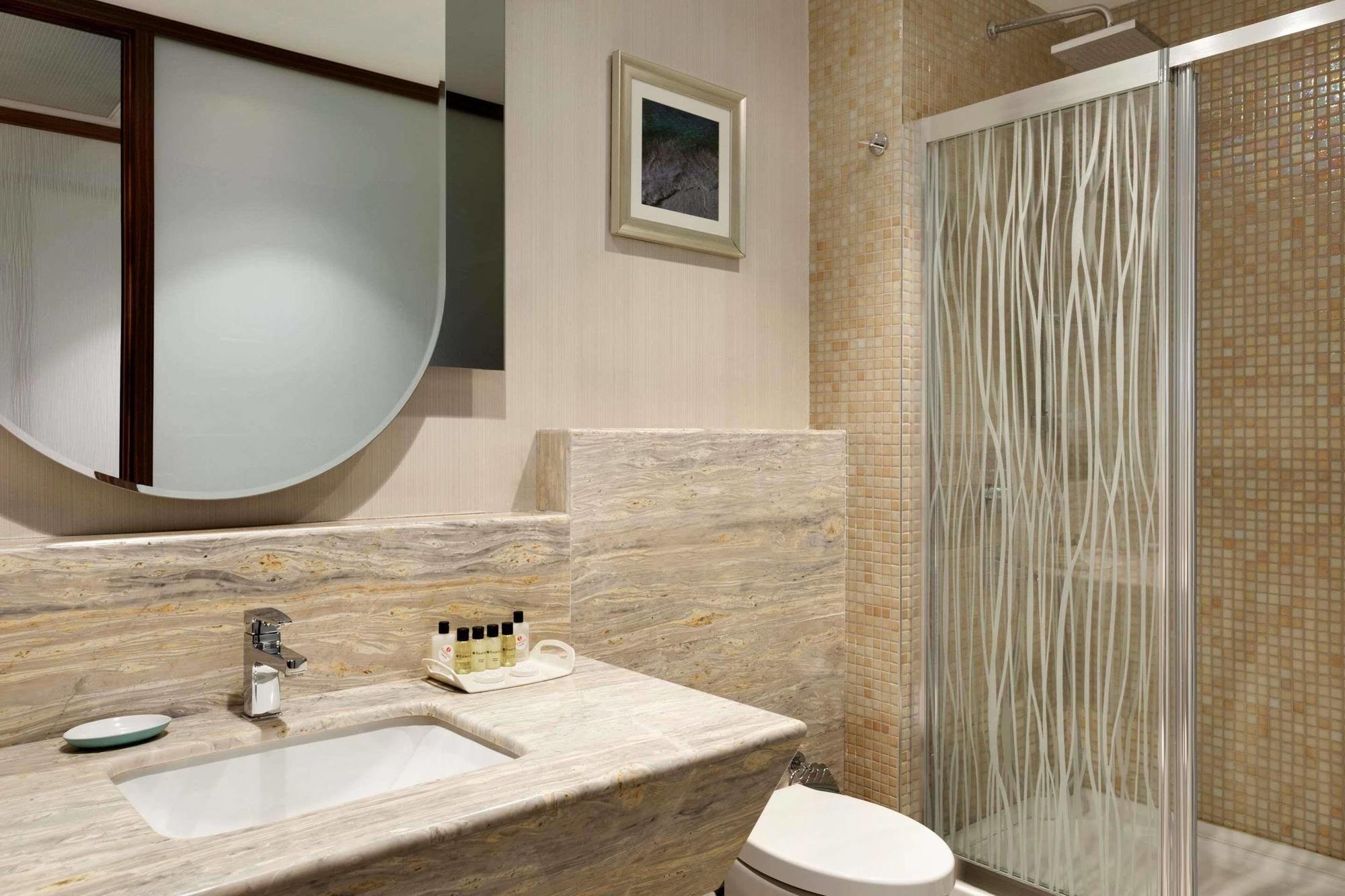 Ramada By Wyndham Gemli̇K Hotell Gemlik Exteriör bild